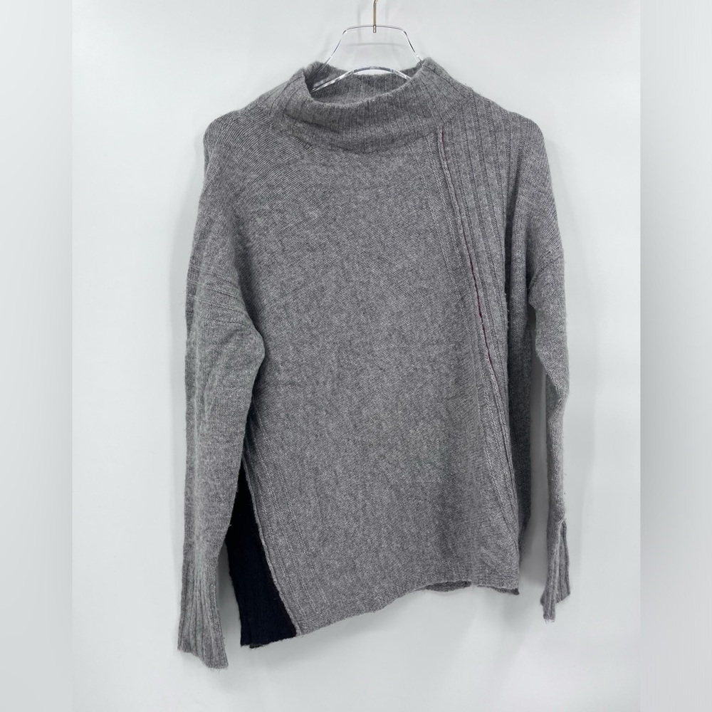 Paychi Guh light gray and black cashmere mock neck sweater size‎ small / medium
